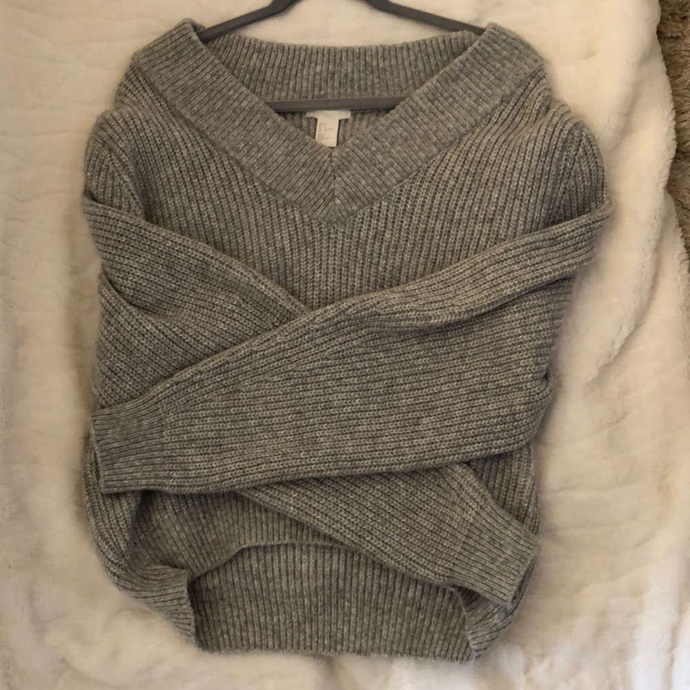 Super cute crew chunky V neck sweater